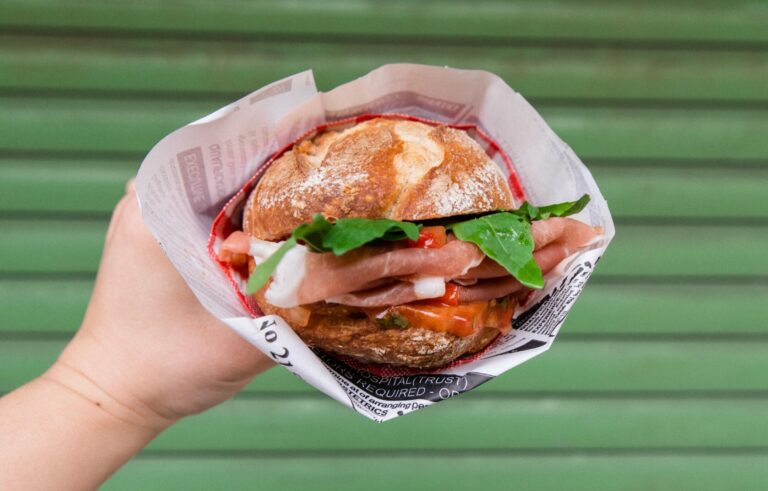 Panino mit Parma Schinken, Rucola und Tomatensalsa