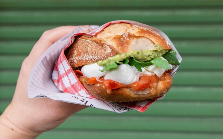 Panino mit Tomatensalsa, Rucola, Basilikumpesto und Mozzarella