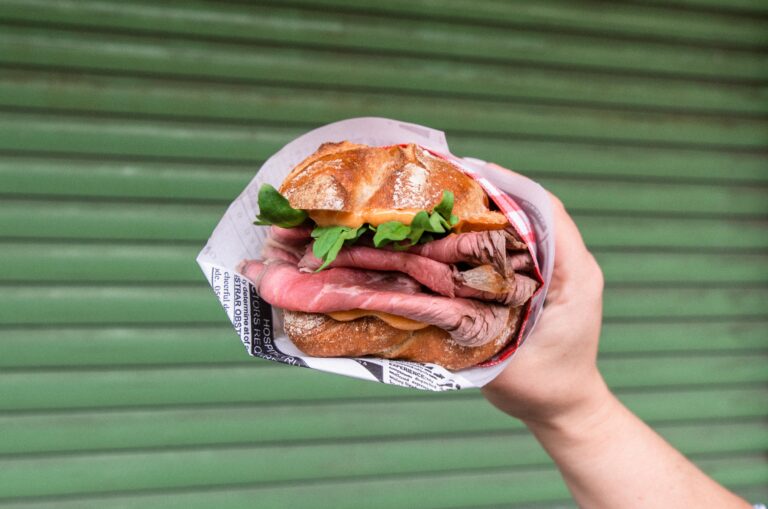 Panino mit Roastbeef, Rucola, Mayonnaise und Olio al Limone