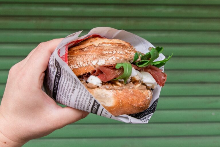 Panino mit Steinpilzpesto, Mozzarella, Rucola, Walnüsse und Bresaola