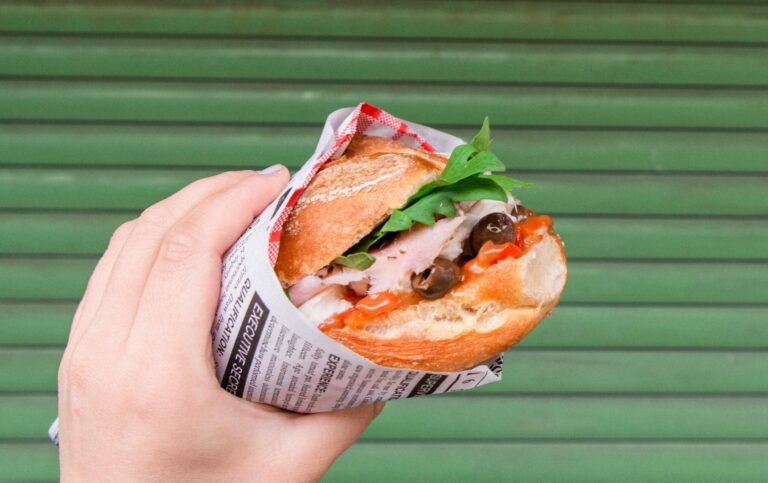 Panino mit Oliven, Tomatensalsa, Schinken, Mozzarella und Rucola
