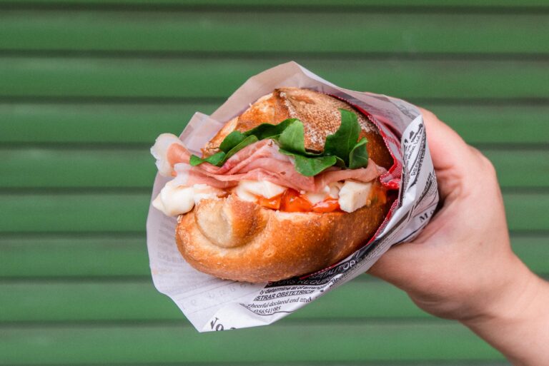 Panino mit Rucola, Tomatensalsa, Schinken und Taleggio